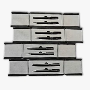 Graviruoti rašikliai su vardais dovanų dėžutėse.