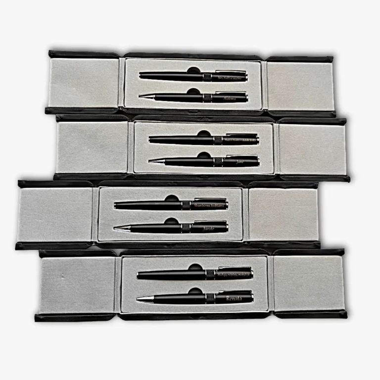 Graviruoti rašikliai su vardais dovanų dėžutėse.