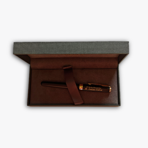 Graviruotas parkeris dėžutėje su vardu ir tekstu.