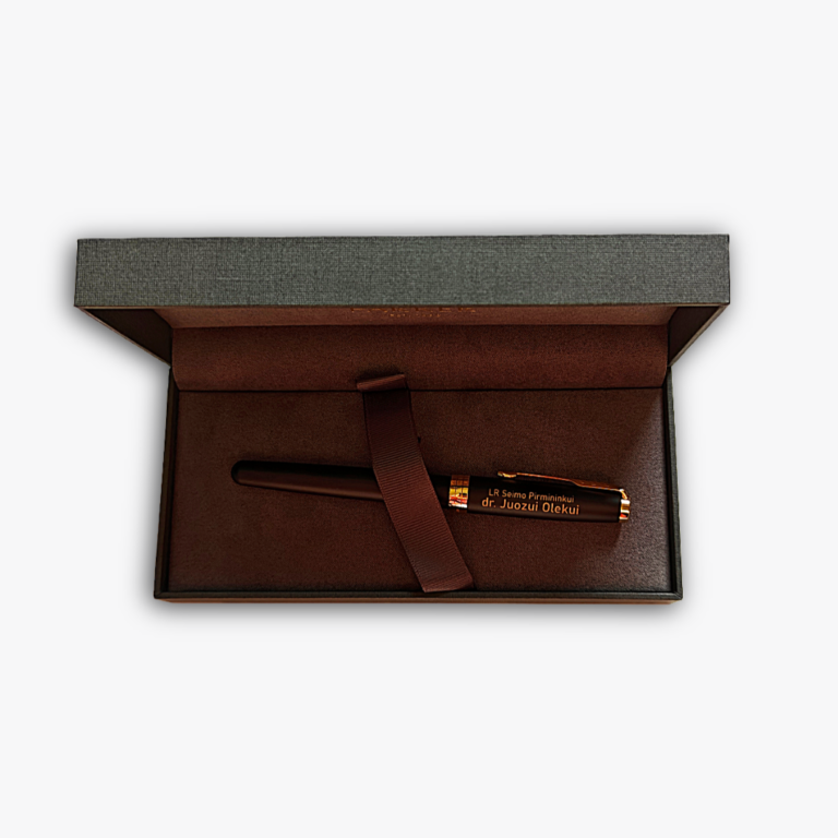 Graviruotas parkeris dėžutėje su vardu ir tekstu.