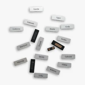 Vardų kortelės su segikliais – gamyba ir graviravimas ant metalinių kortelių.