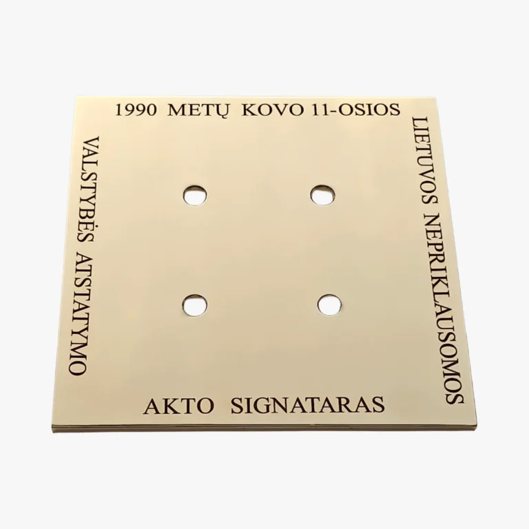 Žalvarinė memorialinė lentelė su graviravimu valstybiniam įamžinimui.