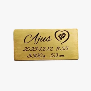 Žalvarinė plokštelė su graviravimu dovanai su gimimo duomenimis.