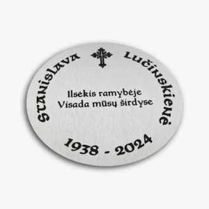 Graviruota nerūdijančio plieno lentelė antkapiui — ovalios formos su vardu, datomis ir kryžiumi | Graviruotojai.lt