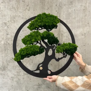 Lazeriu pjauta juoda medinė bonsai dekoracija sienai su žaliomis samanomis — nestandartinis užsakymas | Graviruotojai.lt