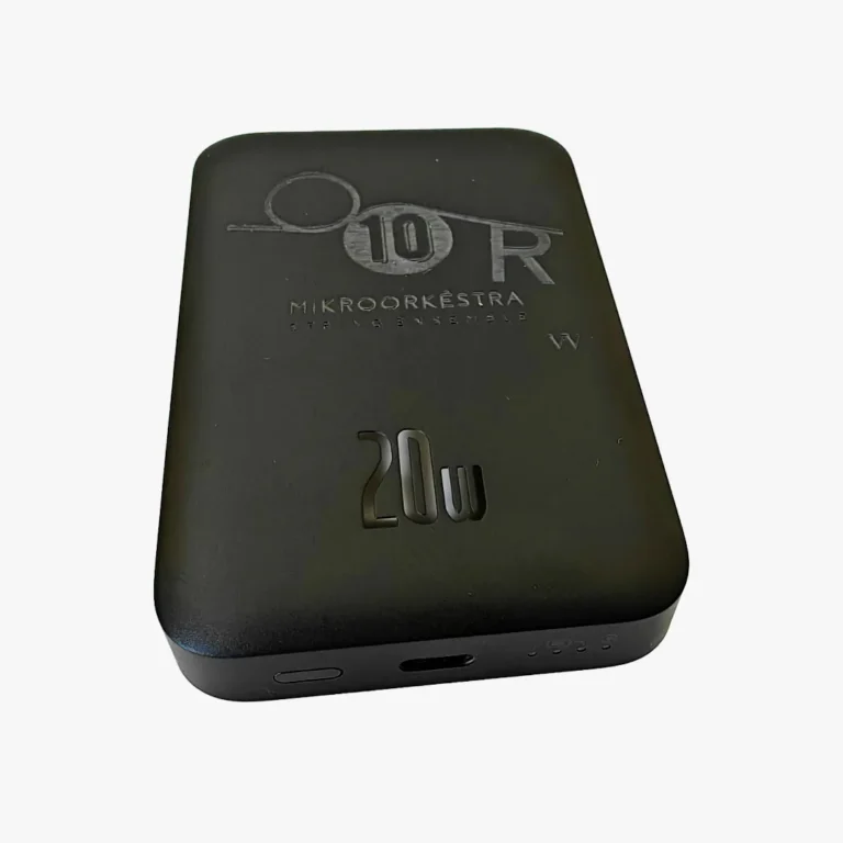 Powerbank graviravimas lazeriu ant juodo korpuso su logotipu ir individualiu dizainu