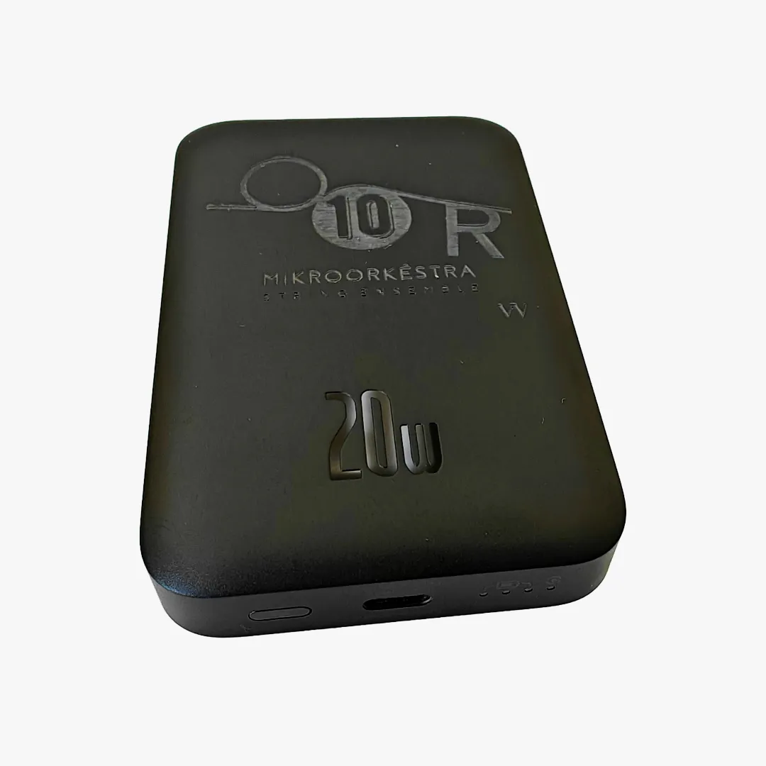 Powerbank graviravimas lazeriu ant juodo korpuso su logotipu ir individualiu dizainu