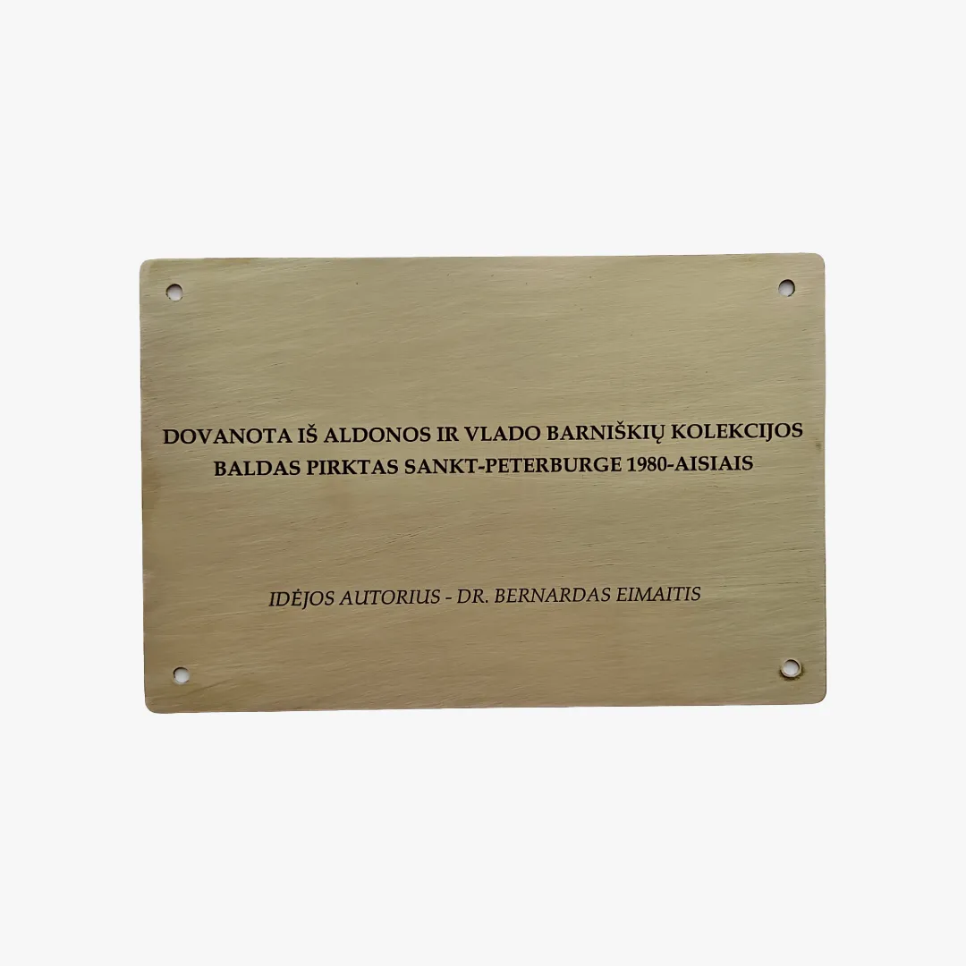 Graviruota žalvarinė lentelė baldams pažymėti