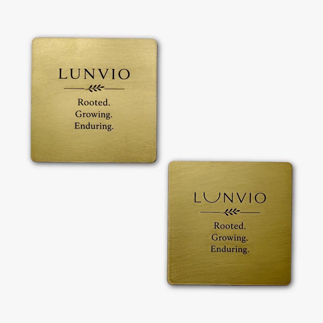 Graviruota žalvarinė plokštelė su logotipu, verslo dovana