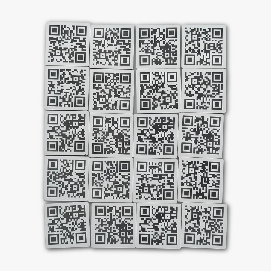 Graviruotos plastikinės plokštelės su QR kodais