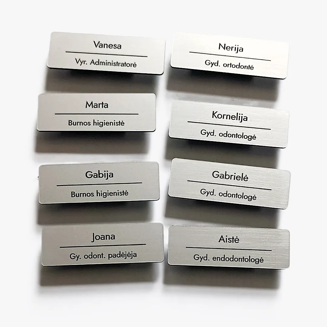 Graviruotos vardų kortelės iš metalizuoto plastiko