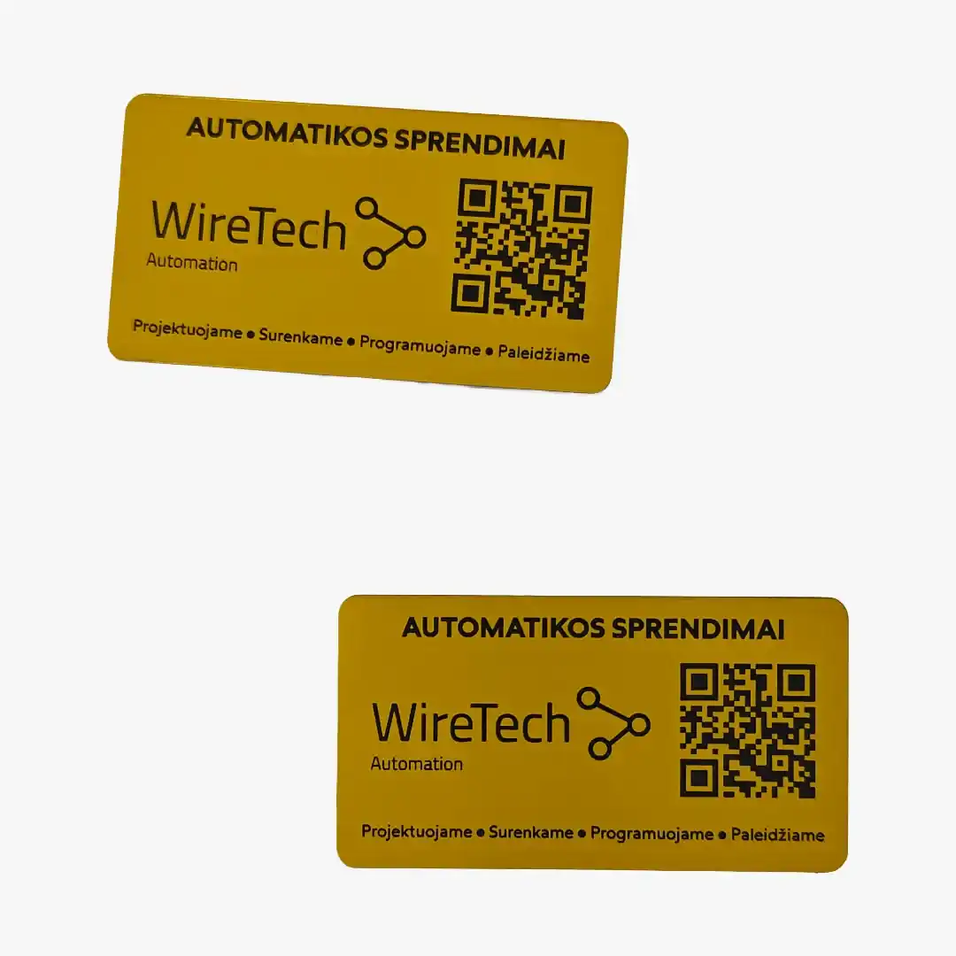 Metalizuoto plastiko vizitinė kortelė su QR kodu ir įmonės logotipu | Graviruotojai.lt